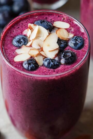 Blueberry Smoothie Create a refreshing and healthy smoothie recipe using blueberries, almond slices, and other nourishing ingredients. The smoothie should have a vibrant, deep purple color and be topped with fresh blueberries and sliced almonds for an added crunch. Highlight the benefits of the ingredients, such as antioxidants from the blueberries and healthy fats from almonds.